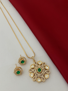 Magnifique ensemble de pendentif Polki avec chaîne pour femmes Bijoux indiens ethniques intemporels pour femmes Idéal pour les vêtements de mariée, les événements culturels - Product Image 2