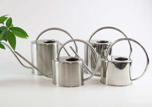 Botella de agua resistente de metal, diseñada para uso en exteriores, con estructura robusta y función de vertido fácil y suave. - Product Image 2