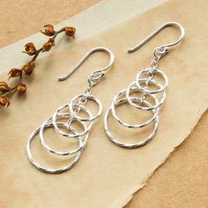 Boucles d'oreilles modernes élégantes pendantes en argent sterling avec quatre anneaux torsadés Déclaration élégante pour mariage et fête Cadeau parfait - Product Image 2
