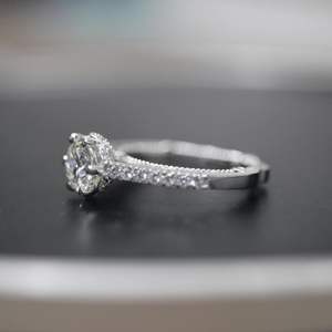 Anillo de Compromiso con Diamante de Corte Redondo, Engaste de 6 Puntas y Halo Oculto para Mujer - Product Image 3