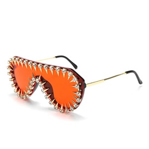 Gafas de sol para fiestas con lentes de cristal, se fotografian excepcionalmente bien, el brillo elegante del metal añade un toque futurista pero con estilo. - Product Image 2