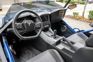 Slingshot 2023, R~750 Millas, Automático, Batería de Litio, Neumáticos R19, Interior Claro, Excursion, Techo Descapotable, Envoltura Gris Satinado Nardo - Product Image 2