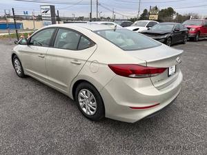 Auto Usado Confiable, Hyundai Elantra SE 2017, Sedán de 4 Puertas (2.0L 4 Cilindros 6A) - Product Image 2