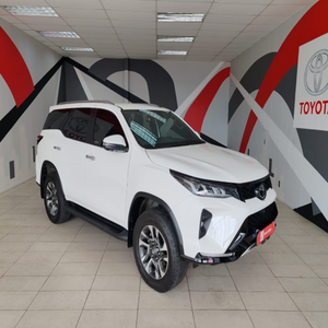 Toyota Landd Cruicer d'occasion de qualité V8 Boîte de vitesses automatique à faible kilométrage Sièges en cuir R17/R18 4L Capacité du moteur Intérieur foncé FWD - Product Image 6