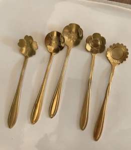 Cucharas de latón chapadas en oro de alta demanda con mango de concha marina para bodas, cucharas de mesa para cenas - Product Image 1