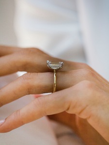 Anillo de compromiso solitario de moissanita de corte esmeralda de 12x8mm en Ajuste clásico de oro de cuatro puntas | Joyería fina de Boda nupcial - Product Image 2