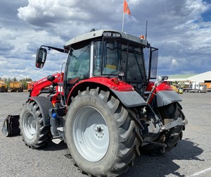 Tractor agrícola Massey Ferguson 5S.135 4x4 con tracción en las cuatro ruedas y cargador para uso agrícola disponible para la venta. - Product Image 1