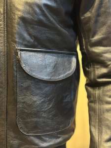 Blouson Aviateur pour Hommes en Cuir Véritable Style Bombardier Noir Personnalisé, Veste Zippée Premium en Cuir de Vachette - Product Image 3