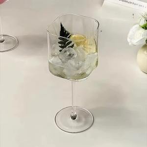 La claridad transparente de una copa de vino permite admirar el color y la brillantez del vino, añadiendo un placer visual antes del primer sorbo. - Product Image 3