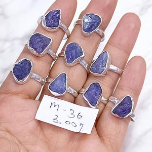 Anillo de Plata de Ley 925 con Engaste de Tanzanita en Bruto, Joyería Hecha a Mano - Product Image 1