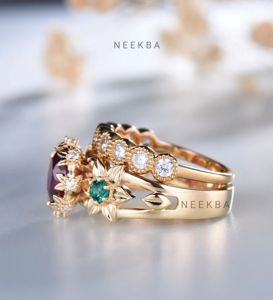 ชุดแหวนแต่งงานทับทิมวินเทจ-แหวนทับทิมสไตล์ดอกไม้จับคู่กับเพชรโมอิสซาไนต์เรียงซ้อนวงแหวนทับทิมสีเหลืองทอง14K - Product Image 2