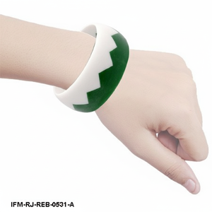 กำไลข้อมือเรซิ่นทำมือสองสี ดีไซน์เรขาคณิตทันสมัย ลายซิกแซก สีเขียวป่าและสีขาว เครื่องประดับสไตล์เรโทร - Product Image 2