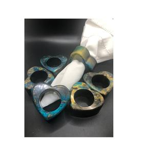 Ronds de serviette en résine design à prix abordable avec une finition élégante et une sensation de luxe, parfaits pour les dîners. - Product Image 4