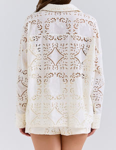 Conjunto de Ropa de Moda de Algodón Sólido de Diseñador Nuevo y de Alta Calidad, Otoño 2025, Blusa Bordada Calada para Mujer + Pantalones Capri + Conjunto de Pantalones Cortos - Product Image 4