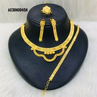 Collier Pendentif Élégant et Classique Plaqué Or 24K avec Breloque Fleur et Chaîne, Design en Laiton pour Femme, Modèle ALANKEET CREATIONS