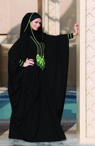 Abaya negra con bordado clásico de color verde - Product Image 1