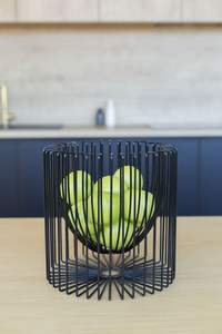 Corbeille à fruits en métal contemporaine filaire avec côtés hauts et construction durable offrant suffisamment d'espace pour l'affichage des fruits - Product Image 6