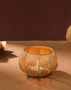 Luminous Glow Tea Light Holder Disponible en un diseño y tamaño elegantes para crear un ambiente cálido y acogedor. - Product Image 4