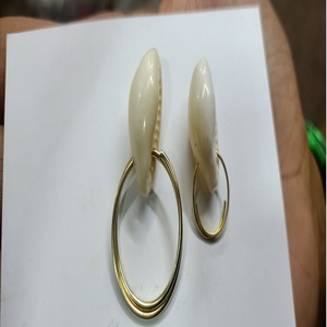 ทำจากเปลือกหอยสีขาวธรรมชาติและวงแหวนเชื่อมทองเหลืองตามสั่งไม่ได้ใช้งานสำหรับสร้อยคอต่างหูกำไลหรือข้อเท้า - Product Image 1