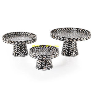 Ensemble de 3 plateaux de présentation de desserts à piédestal rond avec motif floral pour la restauration de fête de mariage - Product Image 1