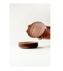 Sous-verres en bois de qualité supérieure avec des motifs antiques complexes pour des arrangements de table sophistiqués - Product Image 1