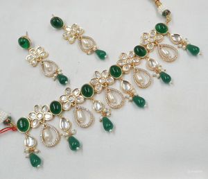 Conjunto de collar de perlas de Gargantilla Kundan de tono dorado indio a la moda con pendientes a juego para mujeres y niñas - Product Image 1