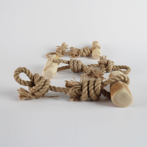 Jouet à mâcher en bois de café pour chien, écologique, fabriqué au Vietnam, conception durable pour une utilisation quotidienne et un soutien aux soins bucco-dentaires. - Product Image 3