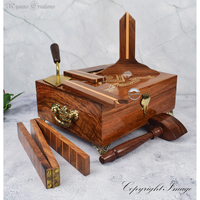 Ensemble d'outils maçonniques de luxe en bois de palissandre, comprenant une équerre, une règle et une règle de maçon en bois avec une truelle dorée et le logo de la franc-maçonnerie