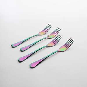 Cubiertos de mango redondo Ideal para vajilla de comedor elegante Hotel Gifting Party Use Juego de 4 tenedores con acabado recubierto multicolor - Product Image 1