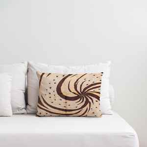 Coussin à imprimé ethnique vibrant - Design Kilim rustique pour une décoration intérieure confortable, housse + insert - Product Image 4