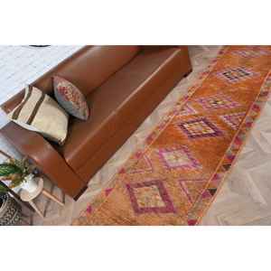 Alfombra Vintage de 2.6x12.1 pies, Alfombra Turca, Alfombra de Lana con Estampado Animal Naranja - Product Image 3
