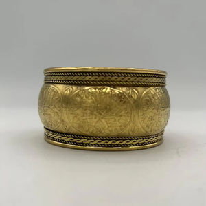 Brazalete ancho de diseñador floral de latón puro 100% hecho a mano, brazalete ajustable, Regalo para mamá - Product Image 1