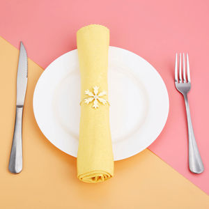 Anneaux de serviette en métal doré de la plus grande qualité Décoration de table de mariage de Noël Flocon de neige Anneau de serviette Tissu Cravate au meilleur prix - Product Image 1