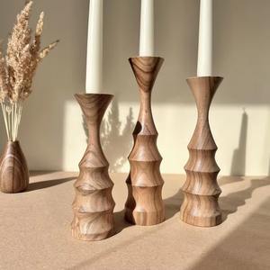 Soporte de vela de madera hecho a mano personalizado soporte de Pilar decorativo de mesa Color marrón para decoración de Navidad - Product Image 1