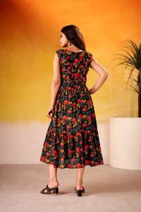 Présentation de notre ensemble Kurti / Kurta tendance, best-seller, aux couleurs magnifiques, imprimé floral fantaisie, avec manches fantaisie et motif, longueur genou. - Product Image 4