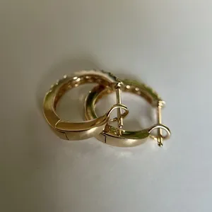 Pendientes de aro Huggie chapados en oro y plata de ley con moissanita de corte de 2 quilates, diseño de Hip Hop, bodas, compromisos, fiestas, regalos - Product Image 4