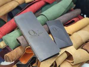 Dossier présentateur de chèques en cuir véritable noir avec logo gaufrage et LBH-0132 de poche de rangement de reçus - Product Image 4
