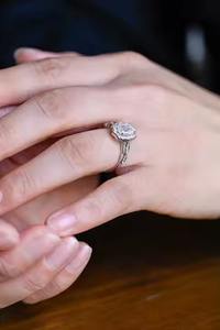 Anillo de compromiso de moissanita Original con corte esmeralda de Halo de plata 925, anillo de propuesta Vintage, regalo de cumpleaños de aniversario único para mujer - Product Image 6