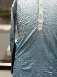 Kurta brodé haut de gamme pour homme – Vêtement traditionnel élégant en mélange de soie pour mariage et occasions festives - Product Image 2