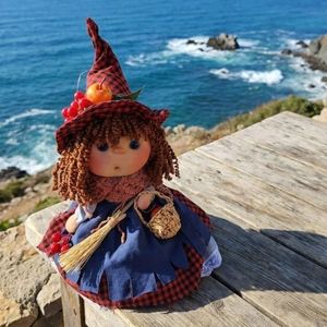 Muñeca de Trapo de Bruja Personalizada OEM Hecha a Mano de 24 cm, Juguete de Peluche al por Mayor, Muñeca Sentada Suave y Adorable con Sombrero y Escoba - Product Image 5