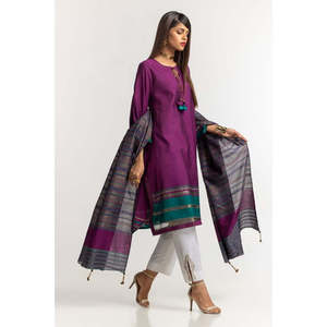 เสื้อเชิ้ตผ้าไหมย้อมสีพร้อมพู่สีม่วงแดงประดับตกแต่งและผ้าคลุมไหล่แบบสามส่วนพร้อมแขนเสื้อสามส่วน - Product Image 4