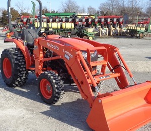 รถแทรกเตอร์ขนาดเล็ก Kubota L3902 MFWD, 5.5ft Q/A ถัง, ยางหน้า: 29x9 50-15, ยางหลัง: 43x16 00-20 - Product Image 4
