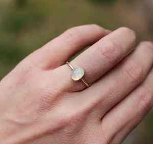 Bague en argent sterling 925 avec pierre de lune arc-en-ciel Bijoux de cabine ovales faits à la main - Product Image 1