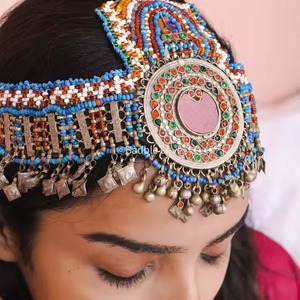 ชุดเครื่องประดับ afghan kuchi แบบดั้งเดิมเต็มรูปแบบพร้อมต่างหูและสายคาดศีรษะที่ทำจากโลหะสีเงินโซ่แก้วที่มีสีสัน - Product Image 5