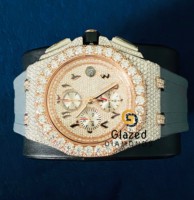 Montre analogique chronographe de luxe attrayante à deux tons avec moissanite, verre saphir, boîtier en acier inoxydable, diamants taillés, bracelet en caoutchouc gris