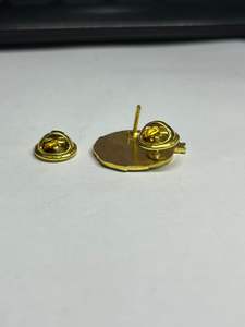 Épingle de revers élégante en métal Jamica plaqué or 24 carats - Product Image 3