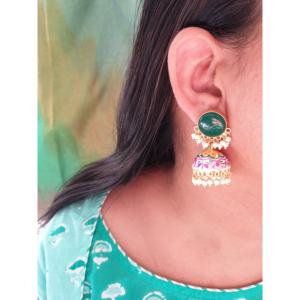 Boucles d'oreilles Meenakari Jhumka fabriquées à la main avec goujon en pierre verte et gouttes de perles bijoux traditionnels en émail indien pour femmes - Product Image 1