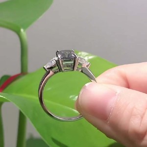 Radiant Cut 2.50 Ctw Gris Moissanite Bague de fiançailles Trois pierres Bague de mariage en argent sterling Diamant Radiant Moissanite Bague - Product Image 4