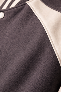 แจ็คเก็ตวาร์ซิตี้สีเทาแบบสตรีทแวร์ปักลายตามสั่ง OEM พร้อมแขนเสื้อตัดสี แจ็คเก็ตเลตเตอร์แมนคลาสสิก แจ็คเก็ตวาร์ซิตี้สำหรับผู้ชาย - Product Image 5