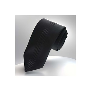 Cravate italienne coupée Özxel avec bande centrale noire sur fond noir - Product Image 2